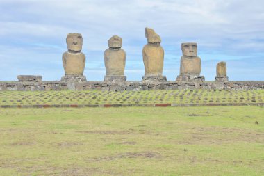 Şili Polinezyası 'nın Rapa Nui (Paskalya Adası) üzerindeki Tahai Seremoni Kompleksi arkeolojik alanı                               
