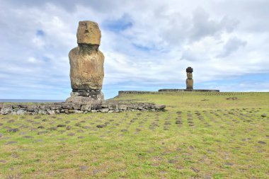 Şili Polinezyası 'nın Rapa Nui (Paskalya Adası) üzerindeki Tahai Seremoni Kompleksi arkeolojik alanı                               