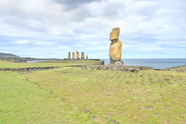 Şili Polinezyası 'nın Rapa Nui (Paskalya Adası) üzerindeki Tahai Seremoni Kompleksi arkeolojik alanı                               