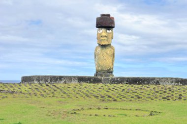 Şili Polinezyası 'nın Rapa Nui (Paskalya Adası) üzerindeki Tahai Seremoni Kompleksi arkeolojik alanı                               