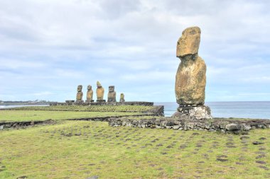 Şili Polinezyası 'nın Rapa Nui (Paskalya Adası) üzerindeki Tahai Seremoni Kompleksi arkeolojik alanı                               
