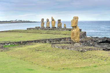 Şili Polinezyası 'nın Rapa Nui (Paskalya Adası) üzerindeki Tahai Seremoni Kompleksi arkeolojik alanı                               