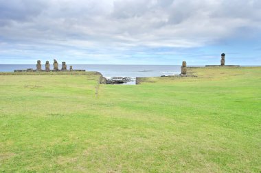 Şili Polinezyası 'nın Rapa Nui (Paskalya Adası) üzerindeki Tahai Seremoni Kompleksi arkeolojik alanı                               