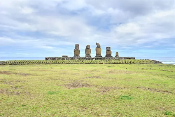 Şili Polinezyası 'nın Rapa Nui (Paskalya Adası) üzerindeki Tahai Seremoni Kompleksi arkeolojik alanı                               