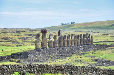 Paskalya Adası 'ndaki 15 moai heykeliyle Rapa Nui' nin en büyük ahu 'su Ahu Tongariki.