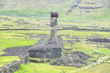 Paskalya Adası 'ndaki 15 moai heykeliyle Rapa Nui' nin en büyük ahu 'su Ahu Tongariki.