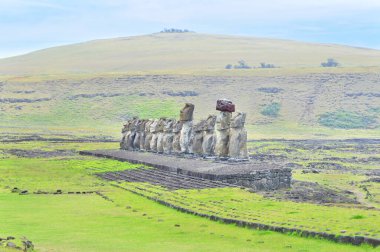 Paskalya Adası 'ndaki 15 moai heykeliyle Rapa Nui' nin en büyük ahu 'su Ahu Tongariki.