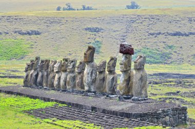 Paskalya Adası 'ndaki 15 moai heykeliyle Rapa Nui' nin en büyük ahu 'su Ahu Tongariki.