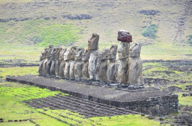 Paskalya Adası 'ndaki 15 moai heykeliyle Rapa Nui' nin en büyük ahu 'su Ahu Tongariki.