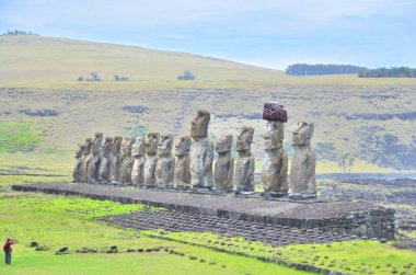 Paskalya Adası 'ndaki 15 moai heykeliyle Rapa Nui' nin en büyük ahu 'su Ahu Tongariki.