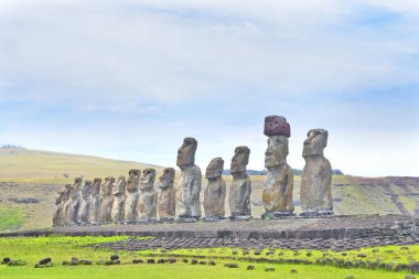 Paskalya Adası 'ndaki 15 moai heykeliyle Rapa Nui' nin en büyük ahu 'su Ahu Tongariki.