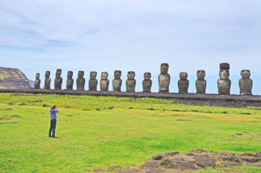 Paskalya Adası 'ndaki 15 moai heykeliyle Rapa Nui' nin en büyük ahu 'su Ahu Tongariki.