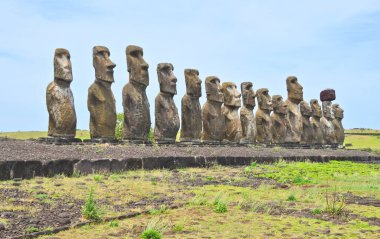 Paskalya Adası 'ndaki 15 moai heykeliyle Rapa Nui' nin en büyük ahu 'su Ahu Tongariki.