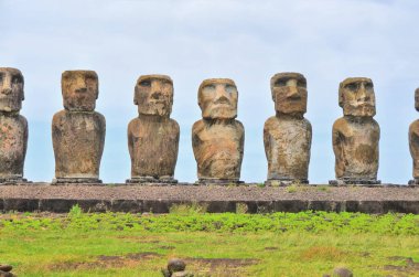 Paskalya Adası 'ndaki 15 moai heykeliyle Rapa Nui' nin en büyük ahu 'su Ahu Tongariki.