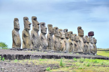 Paskalya Adası 'ndaki 15 moai heykeliyle Rapa Nui' nin en büyük ahu 'su Ahu Tongariki.