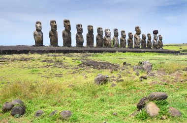 Paskalya Adası 'ndaki 15 moai heykeliyle Rapa Nui' nin en büyük ahu 'su Ahu Tongariki.