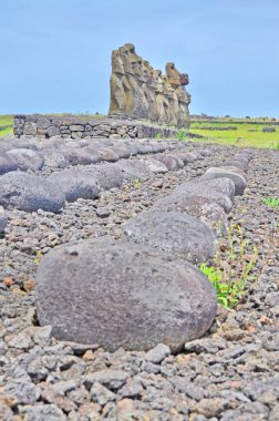 Paskalya Adası 'ndaki 15 moai heykeliyle Rapa Nui' nin en büyük ahu 'su Ahu Tongariki.