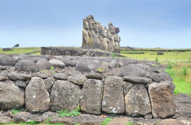 Paskalya Adası 'ndaki 15 moai heykeliyle Rapa Nui' nin en büyük ahu 'su Ahu Tongariki.