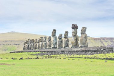 Paskalya Adası 'ndaki 15 moai heykeliyle Rapa Nui' nin en büyük ahu 'su Ahu Tongariki.