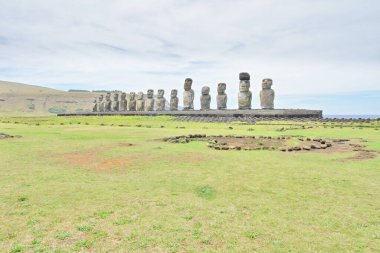 Paskalya Adası 'ndaki 15 moai heykeliyle Rapa Nui' nin en büyük ahu 'su Ahu Tongariki.