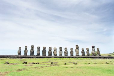Paskalya Adası 'ndaki 15 moai heykeliyle Rapa Nui' nin en büyük ahu 'su Ahu Tongariki.