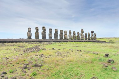 Paskalya Adası 'ndaki 15 moai heykeliyle Rapa Nui' nin en büyük ahu 'su Ahu Tongariki.