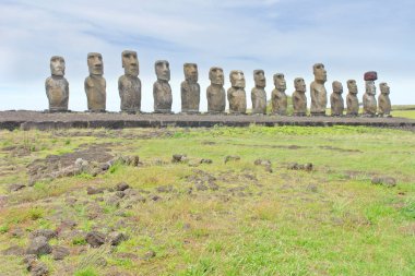 Paskalya Adası 'ndaki 15 moai heykeliyle Rapa Nui' nin en büyük ahu 'su Ahu Tongariki.