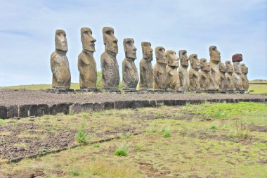 Paskalya Adası 'ndaki 15 moai heykeliyle Rapa Nui' nin en büyük ahu 'su Ahu Tongariki.