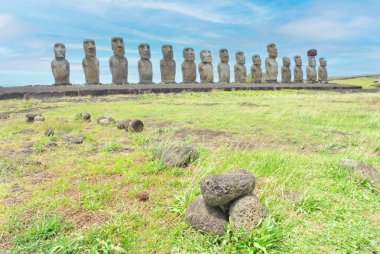 Paskalya Adası 'ndaki 15 moai heykeliyle Rapa Nui' nin en büyük ahu 'su Ahu Tongariki.
