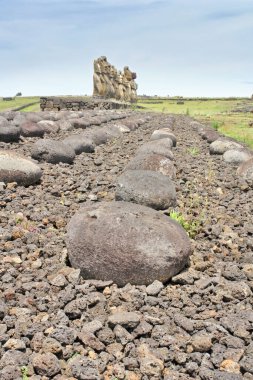 Paskalya Adası 'ndaki 15 moai heykeliyle Rapa Nui' nin en büyük ahu 'su Ahu Tongariki.