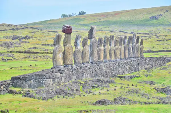 Paskalya Adası 'ndaki 15 moai heykeliyle Rapa Nui' nin en büyük ahu 'su Ahu Tongariki.