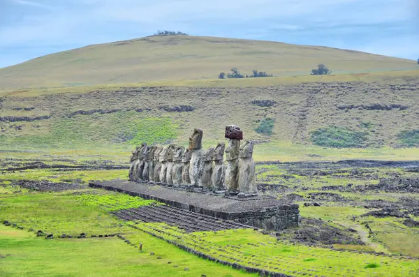 Paskalya Adası 'ndaki 15 moai heykeliyle Rapa Nui' nin en büyük ahu 'su Ahu Tongariki.