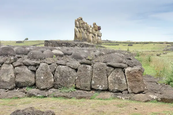 Paskalya Adası 'ndaki 15 moai heykeliyle Rapa Nui' nin en büyük ahu 'su Ahu Tongariki.