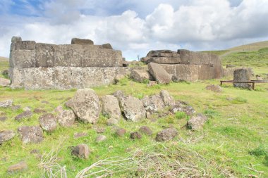 Doğu Polinezya, Şili 'deki Rapa Nui' deki (Paskalya Adası) Ahu Vinapu arkeolojik alanı