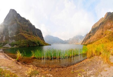   Pinatubo Gölü - Pinatubo Dağı 'nın zirve krater gölü                             