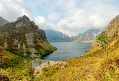   Pinatubo Gölü - Pinatubo Dağı 'nın zirve krater gölü                             