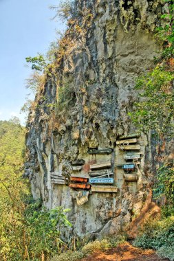  Filipinler 'deki Banaue kasabasında sözde asılmış tabutlar                              