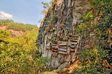  Filipinler 'deki Banaue kasabasında sözde asılmış tabutlar                              