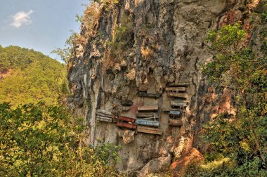  Filipinler 'deki Banaue kasabasında sözde asılmış tabutlar                              