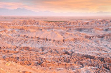   San Pedro de Atacama 'nın batısındaki Şili Atakama Çölü' ndeki sözde Ay Vadisi.                             