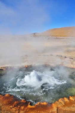 Kuzey Şili 'nin And Dağları' ndaki birçok gayzerle El Tatio jeotermal alanı