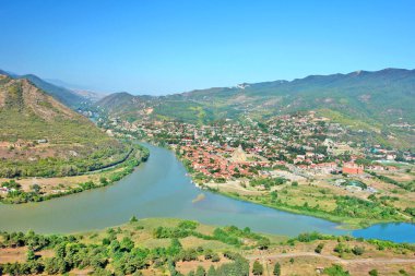 Gürcistan 'da şehir Mtskheta, tepenin yanından manzara