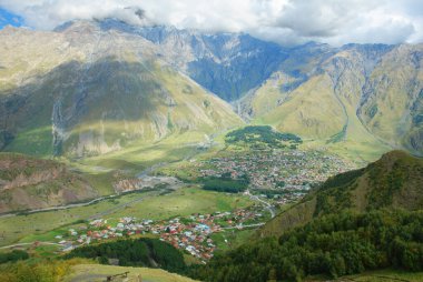 Eskiden Kazbegi olarak bilinen Stepantsminda köyü, Gürcistan 'da Kazbegi Dağı' nın altındaki Terek Nehri 'nin sağ kıyısında yer almaktaydı.