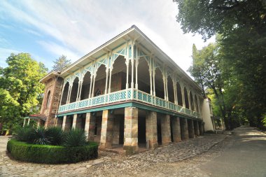 Tsinandali - Gürcistan 'ın Kakheti kentindeki köy, 19. yüzyıl şairi Alexander Chavchavadze' ye ait olan mülkleriyle tanınıyor.