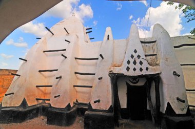 Larabanga Camii, Gana 'nın Larabanga köyünde Sudan mimari tarzında inşa edilmiştir.
