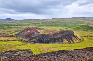 İzlanda, soyu tükenmiş volkan krateri Grabrok veya Storu-Grabrok
