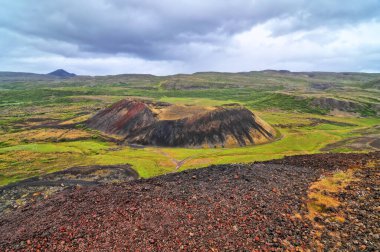 İzlanda, soyu tükenmiş volkan krateri Grabrok veya Storu-Grabrok