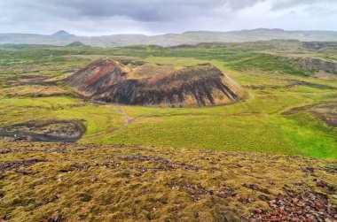 İzlanda, soyu tükenmiş volkan krateri Grabrok veya Storu-Grabrok
