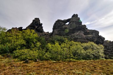İzlanda 'da Mvatn' ın doğusunda sıradışı şekilli lav alanlarının oluşturduğu Dimmuborgir geniş alanı.