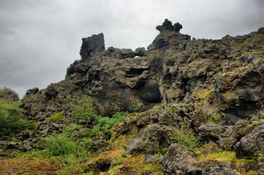 İzlanda 'da Mvatn' ın doğusunda sıradışı şekilli lav alanlarının oluşturduğu Dimmuborgir geniş alanı.